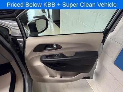 2023 Chrysler Voyager LX